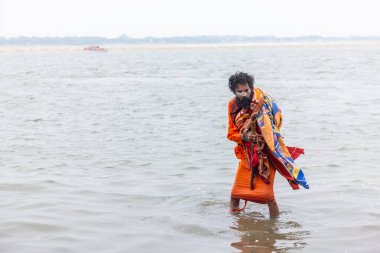 Kulashekharapatnam, Tamilnadu, Hindistan - 12 Ekim 2024: Kulasai, Hint Hindu ressam portresi ve kulasai dasara festivalinin ayinlerini gerçekleştirmek için bir tarikat karakteri gibi giyinmiş.