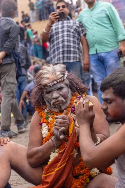 Kulashekharapatnam, Tamilnadu, Hindistan - 12 Ekim 2024: Kulasai, Hint Hindu ressam portresi ve kulasai dasara festivalinin ayinlerini gerçekleştirmek için bir tarikat karakteri gibi giyinmiş.