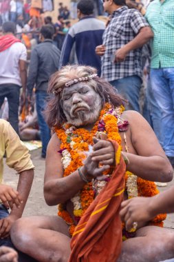 Kulashekharapatnam, Tamilnadu, Hindistan - 12 Ekim 2024: Kulasai, Hint Hindu ressam portresi ve kulasai dasara festivalinin ayinlerini gerçekleştirmek için bir tarikat karakteri gibi giyinmiş.