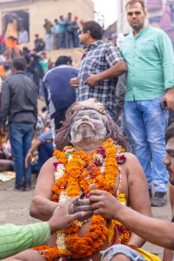 Kulashekharapatnam, Tamilnadu, Hindistan - 12 Ekim 2024: Kulasai, Hint Hindu ressam portresi ve kulasai dasara festivalinin ayinlerini gerçekleştirmek için bir tarikat karakteri gibi giyinmiş.