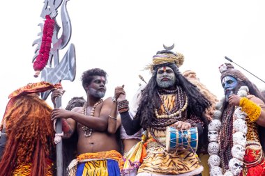 Kulashekharapatnam, Tamilnadu, Hindistan - 12 Ekim 2024: Kulasai, Hint Hindu ressam portresi ve kulasai dasara festivalinin ayinlerini gerçekleştirmek için bir tarikat karakteri gibi giyinmiş.