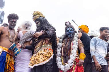 Kulashekharapatnam, Tamilnadu, Hindistan - 12 Ekim 2024: Kulasai, Hint Hindu ressam portresi ve kulasai dasara festivalinin ayinlerini gerçekleştirmek için bir tarikat karakteri gibi giyinmiş.