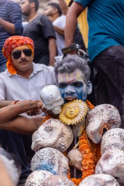 Kulashekharapatnam, Tamilnadu, Hindistan - 12 Ekim 2024: Kulasai, Hint Hindu ressam portresi ve kulasai dasara festivalinin ayinlerini gerçekleştirmek için bir tarikat karakteri gibi giyinmiş.