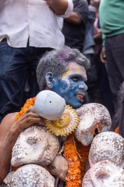 Kulashekharapatnam, Tamilnadu, Hindistan - 12 Ekim 2024: Kulasai, Hint Hindu ressam portresi ve kulasai dasara festivalinin ayinlerini gerçekleştirmek için bir tarikat karakteri gibi giyinmiş.