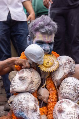 Kulashekharapatnam, Tamilnadu, Hindistan - 12 Ekim 2024: Kulasai, Hint Hindu ressam portresi ve kulasai dasara festivalinin ayinlerini gerçekleştirmek için bir tarikat karakteri gibi giyinmiş.