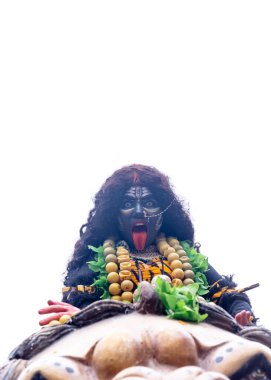 Kulashekharapatnam, Tamilnadu, Hindistan - 12 Ekim 2024: Kulasai, Hint Hindu ressam portresi ve kulasai dasara festivalinin ayinlerini gerçekleştirmek için bir tarikat karakteri gibi giyinmiş.