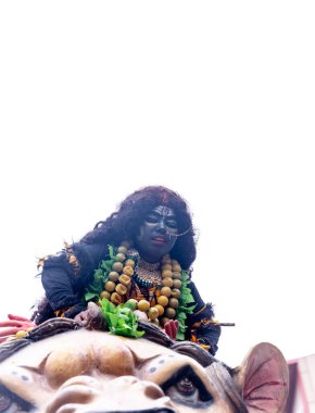 Kulashekharapatnam, Tamilnadu, Hindistan - 12 Ekim 2024: Kulasai, Hint Hindu ressam portresi ve kulasai dasara festivalinin ayinlerini gerçekleştirmek için bir tarikat karakteri gibi giyinmiş.