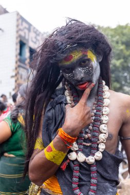 Kulashekharapatnam, Tamilnadu, Hindistan - 12 Ekim 2024: Kulasai, Hint Hindu ressam portresi ve kulasai dasara festivalinin ayinlerini gerçekleştirmek için bir tarikat karakteri gibi giyinmiş.