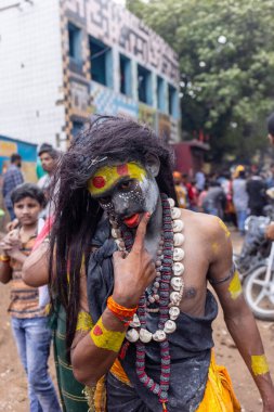 Kulashekharapatnam, Tamilnadu, Hindistan - 12 Ekim 2024: Kulasai, Hint Hindu ressam portresi ve kulasai dasara festivalinin ayinlerini gerçekleştirmek için bir tarikat karakteri gibi giyinmiş.