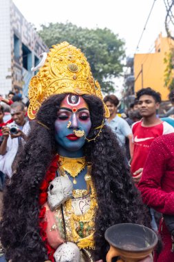 Kulashekharapatnam, Tamilnadu, Hindistan - 12 Ekim 2024: Kulasai, Hint Hindu ressam portresi ve kulasai dasara festivalinin ayinlerini gerçekleştirmek için bir tarikat karakteri gibi giyinmiş.