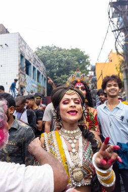 Kulashekharapatnam, Tamilnadu, Hindistan - 12 Ekim 2024: Kulasai, Hint Hindu ressam portresi ve kulasai dasara festivalinin ayinlerini gerçekleştirmek için bir tarikat karakteri gibi giyinmiş.