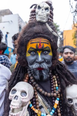 Kulashekharapatnam, Tamilnadu, Hindistan - 12 Ekim 2024: Kulasai, Hint Hindu ressam portresi ve kulasai dasara festivalinin ayinlerini gerçekleştirmek için bir tarikat karakteri gibi giyinmiş.