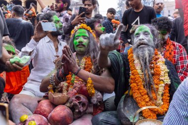 Kulashekharapatnam, Tamilnadu, Hindistan - 12 Ekim 2024: Kulasai, Hint Hindu ressam portresi ve kulasai dasara festivalinin ayinlerini gerçekleştirmek için bir tarikat karakteri gibi giyinmiş.