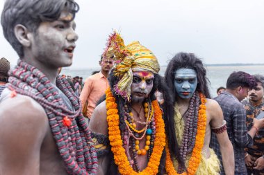 Kulashekharapatnam, Tamilnadu, Hindistan - 12 Ekim 2024: Kulasai, Hint Hindu ressam portresi ve kulasai dasara festivalinin ayinlerini gerçekleştirmek için bir tarikat karakteri gibi giyinmiş.