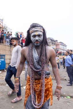 Kulashekharapatnam, Tamilnadu, Hindistan - 12 Ekim 2024: Kulasai, Hint Hindu ressam portresi ve kulasai dasara festivalinin ayinlerini gerçekleştirmek için bir tarikat karakteri gibi giyinmiş.