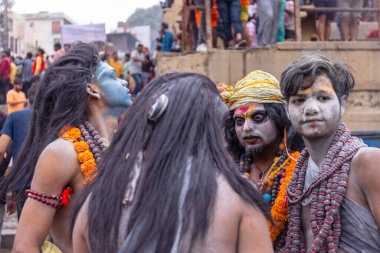 Kulashekharapatnam, Tamilnadu, Hindistan - 12 Ekim 2024: Kulasai, Hint Hindu ressam portresi ve kulasai dasara festivalinin ayinlerini gerçekleştirmek için bir tarikat karakteri gibi giyinmiş.