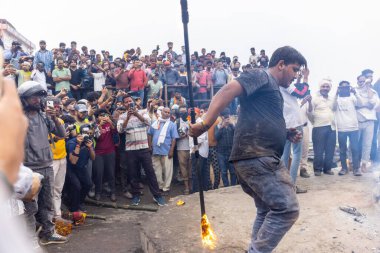 Kulashekharapatnam, Tamilnadu, Hindistan - 12 Ekim 2024: Kulasai, Hint Hindu ressam portresi ve kulasai dasara festivalinin ayinlerini gerçekleştirmek için bir tarikat karakteri gibi giyinmiş.