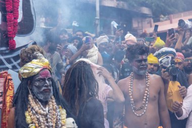 Kulashekharapatnam, Tamilnadu, Hindistan - 12 Ekim 2024: Kulasai, Hint Hindu ressam portresi ve kulasai dasara festivalinin ayinlerini gerçekleştirmek için bir tarikat karakteri gibi giyinmiş.