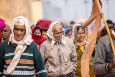 Varanasi, Uttar Pradesh, Hindistan - 20 Ocak 2024: Varanasi 'deki çetelerin yakınında dikilen geleneksel Hint turist portresi. Dünyanın dört bir yanındaki turistler moksha ve Yoga için Varanasi 'yi ziyaret ediyorlar..