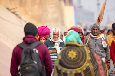 Varanasi, Uttar Pradesh, Hindistan - 20 Ocak 2024: Varanasi 'deki çetelerin yakınında dikilen geleneksel Hint turist portresi. Dünyanın dört bir yanındaki turistler moksha ve Yoga için Varanasi 'yi ziyaret ediyorlar..