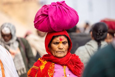 Varanasi, Uttar Pradesh, Hindistan - 20 Ocak 2024: Varanasi 'deki çetelerin yakınında dikilen geleneksel Hint turist portresi. Dünyanın dört bir yanındaki turistler moksha ve Yoga için Varanasi 'yi ziyaret ediyorlar.. 