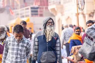 Varanasi, Uttar Pradesh, Hindistan - 20 Ocak 2024: Varanasi 'deki çetelerin yakınında dikilen geleneksel Hint turist portresi. Dünyanın dört bir yanındaki turistler moksha ve Yoga için Varanasi 'yi ziyaret ediyorlar.. 