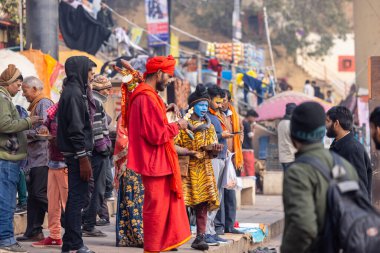 Varanasi, Uttar Pradesh, Hindistan - 20 Ocak 2024: Varanasi 'deki çetelerin yakınında dikilen geleneksel Hint turist portresi. Dünyanın dört bir yanındaki turistler moksha ve Yoga için Varanasi 'yi ziyaret ediyorlar.. 