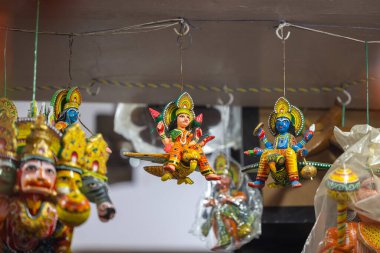 Ev dekorasyonu için el yapımı renkli ahşap oyuncaklar. İç dekorasyon