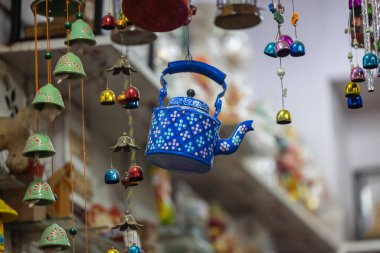 Ev dekorasyonu için el yapımı renkli ahşap oyuncaklar. İç dekorasyon