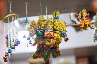 Ev dekorasyonu için el yapımı renkli ahşap oyuncaklar. İç dekorasyon