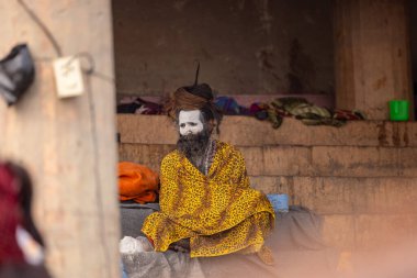 Varanasi, Uttar Pradesh, Hindistan - 20 Ocak 2024: Varanasi 'deki çetelerin yakınında dikilen geleneksel Hint turist portresi. Dünyanın dört bir yanındaki turistler moksha ve Yoga için Varanasi 'yi ziyaret ediyorlar.. 