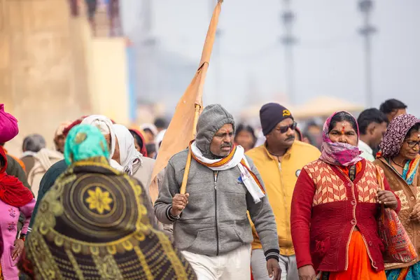 Varanasi, Uttar Pradesh, Hindistan - 20 Ocak 2024: Varanasi 'deki çetelerin yakınında dikilen geleneksel Hint turist portresi. Dünyanın dört bir yanındaki turistler moksha ve Yoga için Varanasi 'yi ziyaret ediyorlar.. 