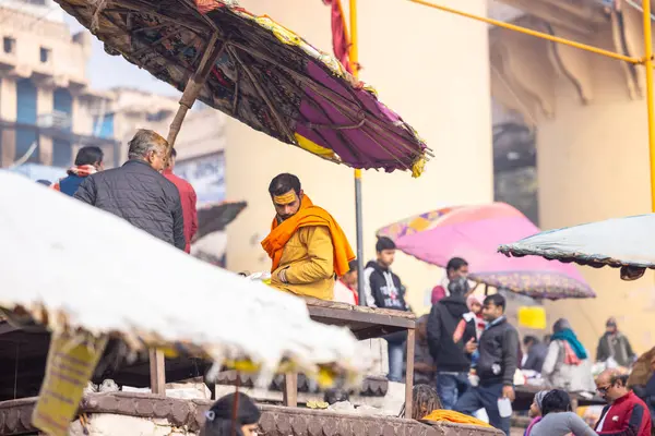 Varanasi, Uttar Pradesh, Hindistan - 20 Ocak 2024: Varanasi 'deki çetelerin yakınında dikilen geleneksel Hint turist portresi. Dünyanın dört bir yanındaki turistler moksha ve Yoga için Varanasi 'yi ziyaret ediyorlar.. 