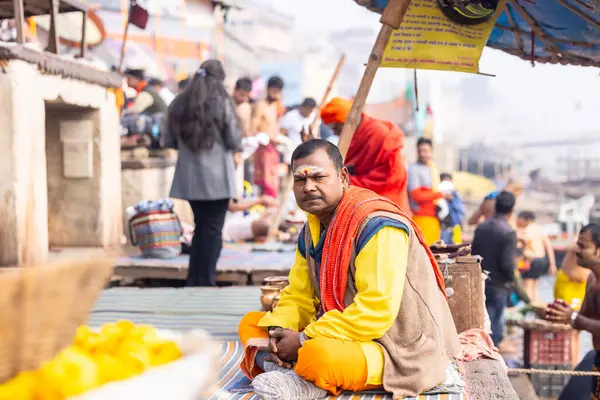 Varanasi, Uttar Pradesh, Hindistan - 20 Ocak 2024: Varanasi 'deki çetelerin yakınında dikilen geleneksel Hint turist portresi. Dünyanın dört bir yanındaki turistler moksha ve Yoga için Varanasi 'yi ziyaret ediyorlar.. 