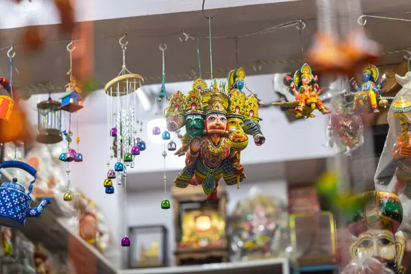 Ev dekorasyonu için el yapımı renkli ahşap oyuncaklar. İç dekorasyon