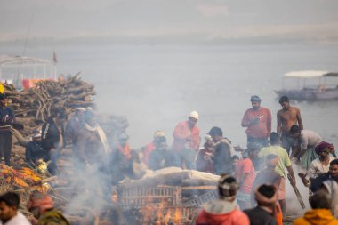 Varanasi, Uttar Pradesh, Hindistan - 20 Ocak 2024: Varanasi 'deki çetelerin yakınında dikilen geleneksel Hint turist portresi. Dünyanın dört bir yanındaki turistler moksha ve Yoga için Varanasi 'yi ziyaret ediyorlar..