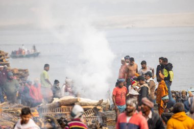 Varanasi, Uttar Pradesh, Hindistan - 20 Ocak 2024: Varanasi 'deki çetelerin yakınında dikilen geleneksel Hint turist portresi. Dünyanın dört bir yanındaki turistler moksha ve Yoga için Varanasi 'yi ziyaret ediyorlar..