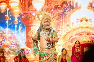 Gaziabad, Uttar Pradesh, Hindistan - 03 Ekim 2024: Hintli sanatçıların portresi Ramlila 'da ramayana adlı Hintli kutsal kitap karakterlerini canlandırıyor..   