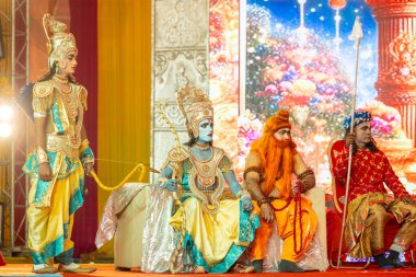 Gaziabad, Uttar Pradesh, Hindistan - 03 Ekim 2024: Hintli sanatçıların portresi Ramlila 'da ramayana adlı Hintli kutsal kitap karakterlerini canlandırıyor..   