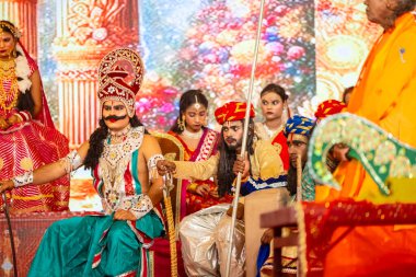 Gaziabad, Uttar Pradesh, Hindistan - 03 Ekim 2024: Hintli sanatçıların portresi Ramlila 'da ramayana adlı Hintli kutsal kitap karakterlerini canlandırıyor..   