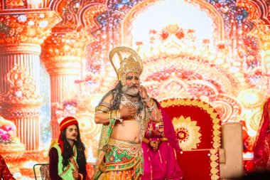 Gaziabad, Uttar Pradesh, Hindistan - 03 Ekim 2024: Hintli sanatçıların portresi Ramlila 'da ramayana adlı Hintli kutsal kitap karakterlerini canlandırıyor..   