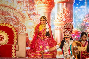 Gaziabad, Uttar Pradesh, Hindistan - 03 Ekim 2024: Hintli sanatçıların portresi Ramlila 'da ramayana adlı Hintli kutsal kitap karakterlerini canlandırıyor..   