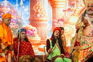 Gaziabad, Uttar Pradesh, Hindistan - 03 Ekim 2024: Hintli sanatçıların portresi Ramlila 'da ramayana adlı Hintli kutsal kitap karakterlerini canlandırıyor..   