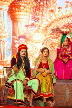 Gaziabad, Uttar Pradesh, Hindistan - 03 Ekim 2024: Hintli sanatçıların portresi Ramlila 'da ramayana adlı Hintli kutsal kitap karakterlerini canlandırıyor..   