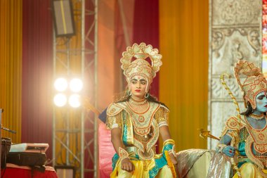 Gaziabad, Uttar Pradesh, Hindistan - 03 Ekim 2024: Hintli sanatçıların portresi Ramlila 'da ramayana adlı Hintli kutsal kitap karakterlerini canlandırıyor..   