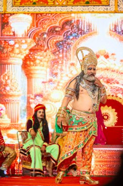 Gaziabad, Uttar Pradesh, Hindistan - 03 Ekim 2024: Hintli sanatçıların portresi Ramlila 'da ramayana adlı Hintli kutsal kitap karakterlerini canlandırıyor..   