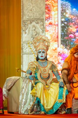 Gaziabad, Uttar Pradesh, Hindistan - 03 Ekim 2024: Hintli sanatçıların portresi Ramlila 'da ramayana adlı Hintli kutsal kitap karakterlerini canlandırıyor..   
