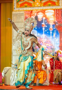 Gaziabad, Uttar Pradesh, Hindistan - 03 Ekim 2024: Hintli sanatçıların portresi Ramlila 'da ramayana adlı Hintli kutsal kitap karakterlerini canlandırıyor..   