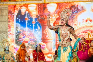 Gaziabad, Uttar Pradesh, Hindistan - 03 Ekim 2024: Hintli sanatçıların portresi Ramlila 'da ramayana adlı Hintli kutsal kitap karakterlerini canlandırıyor..   