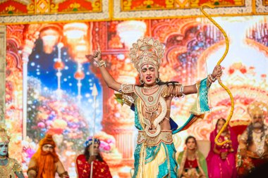 Gaziabad, Uttar Pradesh, Hindistan - 03 Ekim 2024: Hintli sanatçıların portresi Ramlila 'da ramayana adlı Hintli kutsal kitap karakterlerini canlandırıyor..   